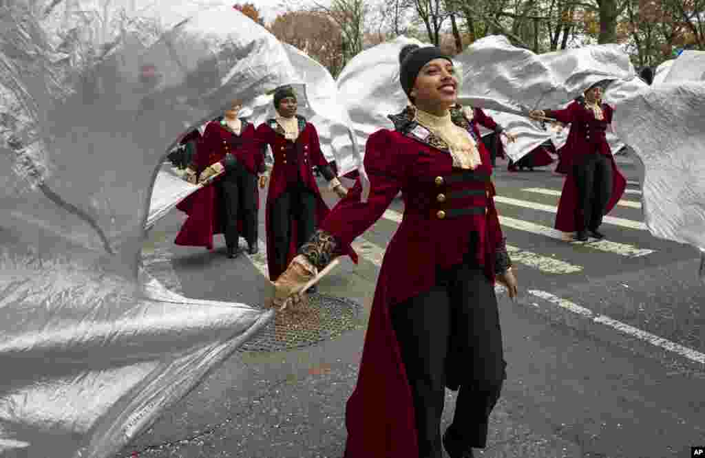 Band SMU Hendrickson dari Pflugerville, Texas, berbaris di Central Park West dalam Parade Hari Bersyukur Macy&#39;s ke-90 di Manhattan, New York (24/11). (AP/Craig Ruttle)