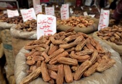 Kurma banyak dijual di pasar, menjelang bulan puasa Ramadan di Kairo, Mesir, 5 Mei 2019. (REUTERS / Mohamed Abd El Ghany)