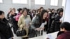 资料照：中国数名青年妇女在北京的一个招聘会上排队寻找工作。（2010年3月3日）