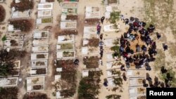 Sebuah gambar yang diambil dengan drone menunjukkan suasana di sebuah pemakaman di Jalur Gaza, saat warga Palestina tengah menguburkan korban COVID-19, 6 April 2021. (REUTERS/Mohammed Salem)