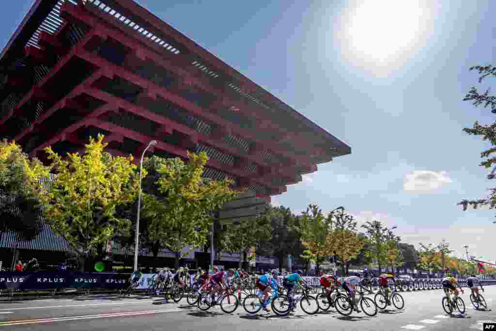 自行车运动员2018年11月17日参加环法自行车赛上海站系列赛，经过为世博会建造的亭台楼阁&mdash;&mdash;中国馆。