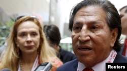 FILE - Former Peru President Alejandro Toledo and his wife Eliane Karp arrive to the 2015 IMF/World Bank Annual Meetings in Lima, Peru, Oct. 8, 2015. 