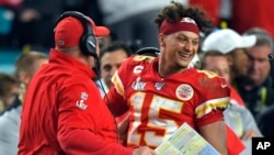 Patrick Mahomes, à droite, et son entraineur Andy Reid, Miami, Floride, le 2 février 2020