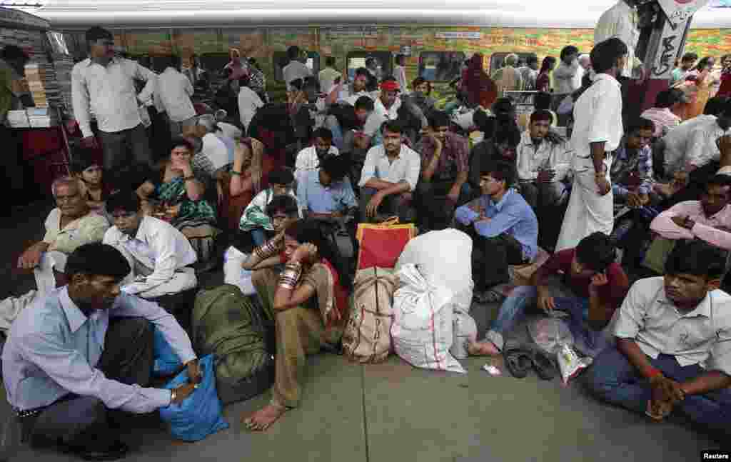 Para penumpang di peron stasiun New Delhi menunggu kereta dan listrik kembali menyala (31/7). (Foto: Reuters).