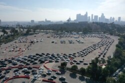 Antrean mobil untuk tes COVID-19 di Stadion Dodger, Los Angeles, California, AS, 4 Januari 2021. (REUTERS / Lucy Nicholson)
