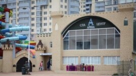 Men enter the Arena spa-complex in Kaspiysk near Makhachkala, Russia January 22, 2020. (REUTERS/Anastasia Rasulova)