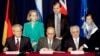 Slobodan Milošević, Alija Izetbegović i Franjo Tuđman potpisuju mirovni sporazum u Daytonu 21. novembra 1995. godine. REUTERS/Eric Miller/