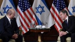 Američki državni sekretar Entoni Blinken razgovara sa izraelskim premijerom Naftalijem Benetom u hotelu Vilard u Vašingtonu, 25. avgusta 2021.