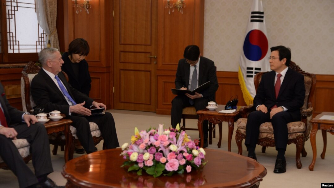 2일 한국을 방문한 제임스 매티스 미국 국방장관(왼쪽)이 황교안 한국 대통령 권한대행과 서울 정부청사에서 만나 대화하고 있다.