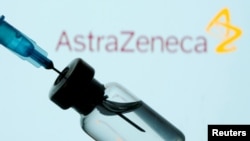 ILUSTRACIJA - Špric i bočica sa vakcinom ispred znaka kompanije Astra Zeneka (Foto: Reuters/Dado Ruvić)