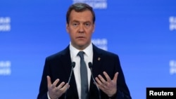 ນາຍົກລັດຖະມົນຕີ ຣັດເຊຍ ທ່ານ Dmitry Medvedev ກ່າວ ສະຫະລັດ ຣັດເຊຍ ພັກ ລັດຖະສະພາໃນ Moscow, 22 ມັງກອນ 2017.