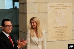 استیو منوشن وزیر خزانه داری آمریکا و ایوانکا ترامپ دختر رئیس جمهوری آمریکا در مراسم افتتاح سفارت آمریکا در اورشلیم