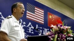 Laksamana AS Mike Mullen saat berbicara kepada mahasiswa Universitas Renmin di Beijing (10/7).