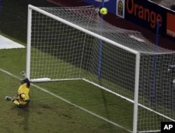 Didier Drogba tire un penalty au-dessus de la transversale, sous le regard satisfait du portier zambien Kennedy Mweene, en 2e mi-temps de la finale.