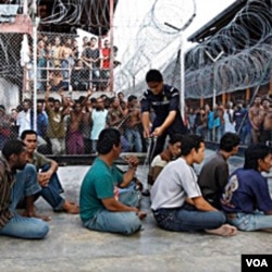 Para imigran gelap yang ditahan di pusat penahanan imigran di luar Kuala Lumpur, Malaysia (foto: dok.)