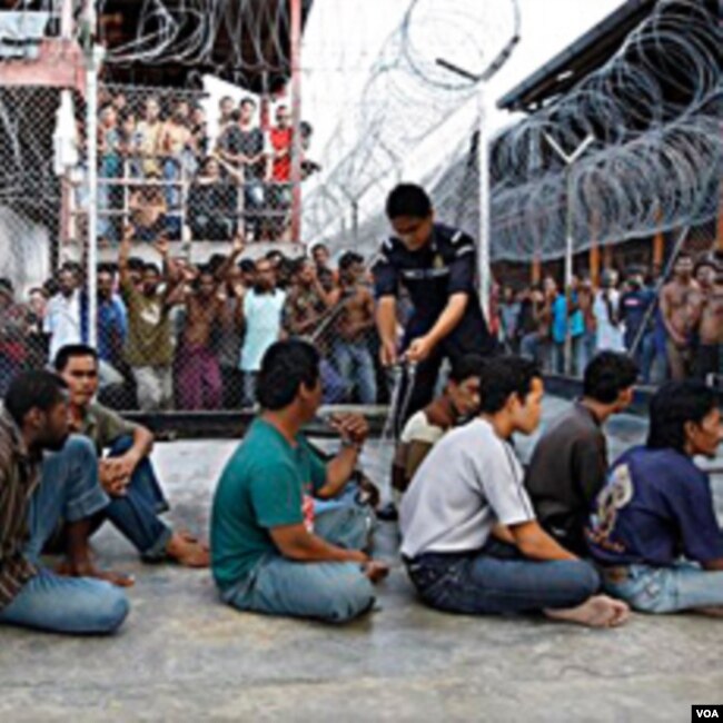 Para imigran gelap yang ditahan di pusat penahanan imigran di luar Kuala Lumpur, Malaysia (foto: dok.)