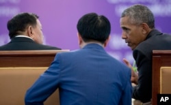 Laotian President Bounnhang Vorachit and U.S. President Barack Obama talk with the help of a translator during an Official State Luncheon at the Presidential Palace in Vientiane, Laos, Sept. 6, 2016.