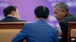 Laotian President Bounnhang Vorachit and U.S. President Barack Obama talk with the help of a translator during an Official State Luncheon at the Presidential Palace in Vientiane, Laos, Sept. 6, 2016.