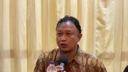 Komisioner Komnas HAM, Mohammad Choirul Anam, saat memberikan keterangan pers di Kota Medan terkait dugaan pelanggaran HAM terhadap masyarakat adat di kawasan Danau Toba, pada 30 Desember 2021. (Foto: VOA/Anugrah Andriansyah)