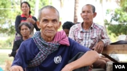 Leng Theng, 69, was also offered a coffin early this month, Samki commune, Kampong Thom, Cambodia, January 9, 2018. (Sun Narin/VOA Khmer)