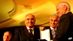 Ο Υπουργός Άμυνας των ΗΠΑ, Ρόμπερτ Γκέιτς με τον Τούρκο ομόλογο του, Βετζντί Γκιονούλ, στην ημερίδα του Αμερικανο-Τουρκικού Συμβουλίου