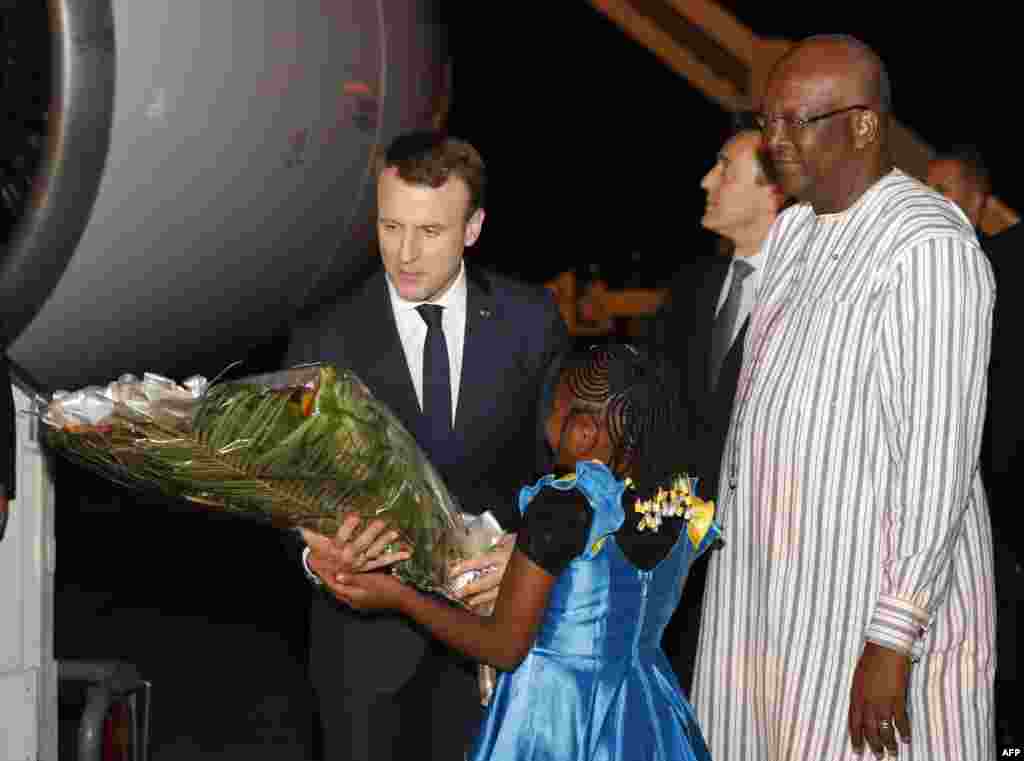 L&#39;arivé du président français Emmanuel Macron à l&#39;aéroport de Ouagadougou au Burkina Faso, le 27 novembre 2017.