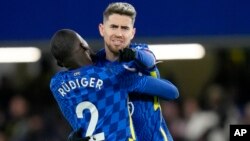 Jorginho na Chelsea yana murna da Antonio Rudiger, a hagu, bayan ya zura kwallo ta farko a wasan kwallon kafa na gasar firimiya ta Ingila tsakanin Chelsea da Manchester United a filin wasa na Stamford Bridge da ke Landan, Lahadi, 28 ga Nuwamba, 2021.