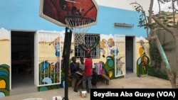 Noël se prépare à "Empire des enfants", à Dakar, le 24 décembre 2018. (VOA/Seydina Aba Gueye)