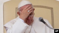 Salvo un problema en sus piernas, el papa goza de perfecta salud, afirma el Vaticano al negar reportes que Francisco padece de un tumor en el cerebro.