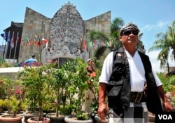 Pecalang sedang berjaga di Monumen Kemanusian Bom Bali Kuta Bali. (VOA/Muliarta)