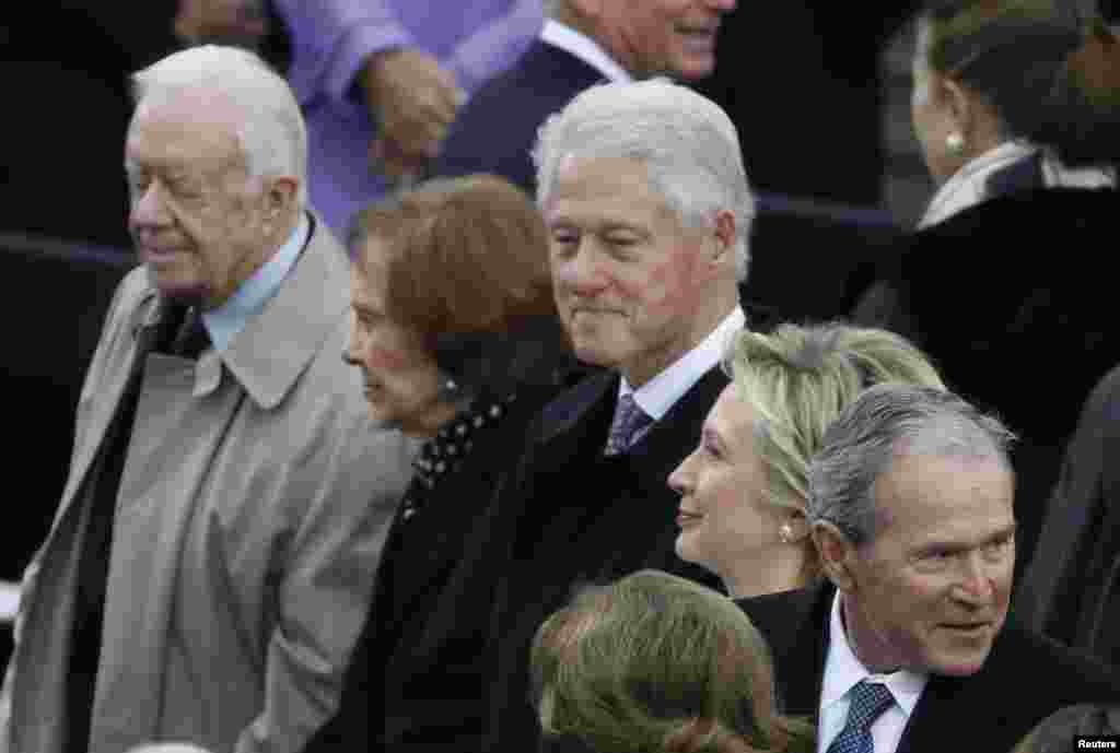 Ông bà Bill và Hillary Clinton trong số các nhân vật chính trị hàng đầu của Mỹ tại lễ nhậm chức của ông Trump. (REUTERS/Lucy Nicholson)