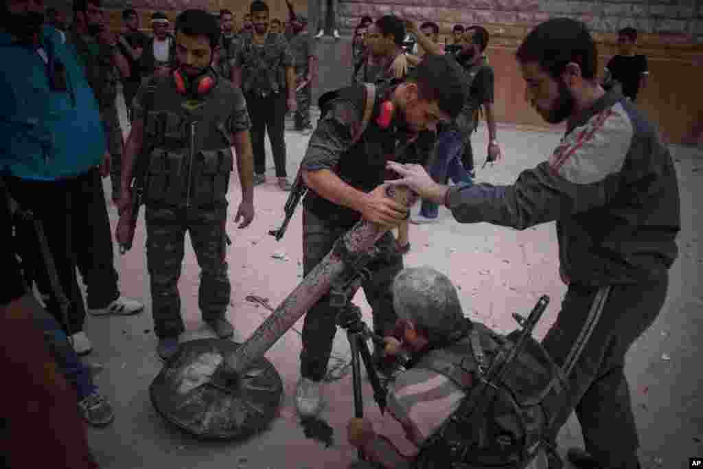 Laskar pembebasan Suriah mempersiapkan mortir di distrik Izaa, kota Aleppo.