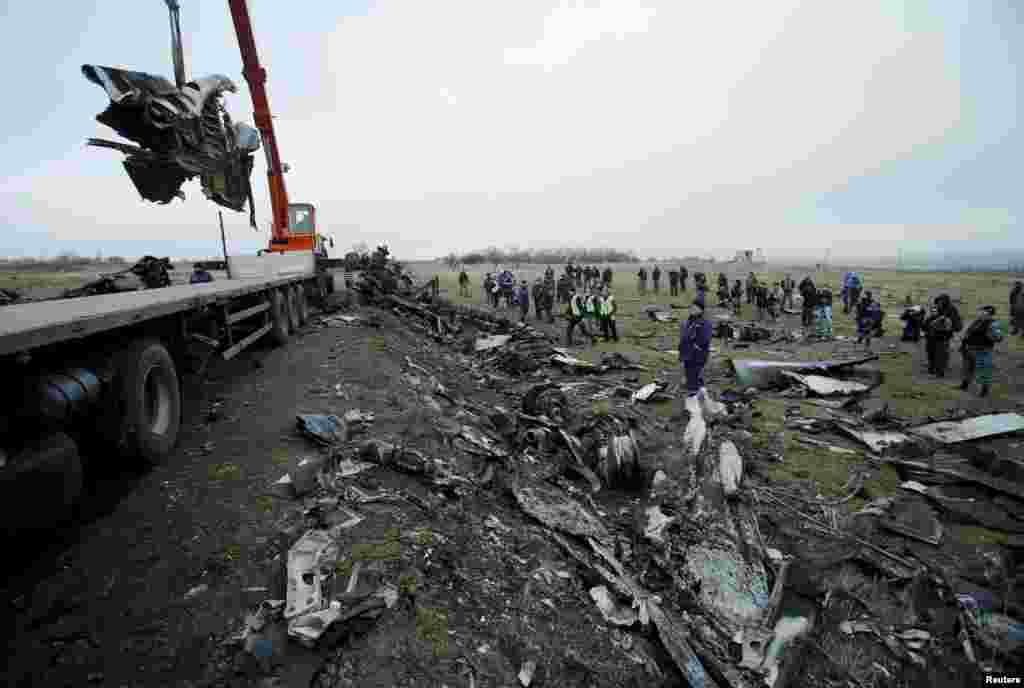 Une grue porte épave du vol Malaysia Airlines MH17 sur le site de l&#39;accident d&#39;avion près de la colonie de Grabovo dans la région de Donetsk, le 16 novembre 2014.