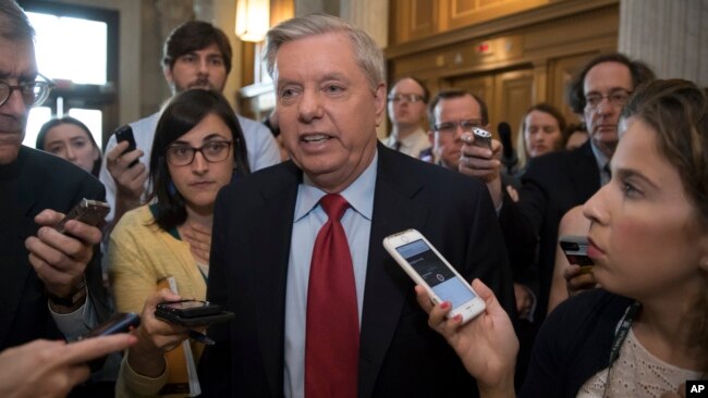 ສະມາຊິກສະພາສູງ ທ່ານ Lindsey Graham ສັງກັດພັກຣິພັບບລິກັນ ຈາກລັດ South Carolina ອ້ອມໄປດ້ວຍພວກນັກຂ່າວ.