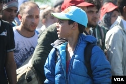 Freedom of Movement’ activists outside Croatia’s temporary camp help provide food, water and other necessities to refugees and other migrants, Opatovac, Croatia, Sep 23, 2015. (VOA Photo By: H. Murdock)