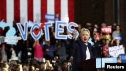 Ứng cử viên tổng thống Mỹ Đảng Dân chủ Hillary Clinton phát biểu trong một buổi vận động tranh cử ở thành phố Detroit, bang Michigan, ngày 4 tháng 11, 2016.