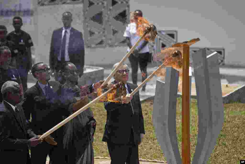رئیس اتحادیه آفریقا، رئیس جمهوری روآندا و رئیس کمیسیون اروپایی مشعل یادبود قربانیان نسل کشی ۲۵ سال پیش در روآندا را روشن کردند.