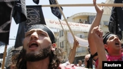 Warga Muslim Suni Lebanon meneriakkan slogan anti pembantaian di Houla oleh presiden Bashar al-Assad di Beirut (1/6).