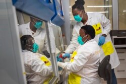 En esta imagen de archivo, Melva Mlambo (derecha) y Puseletso Lesofi se preparan para secuenciar muestras de la variante ómicron del coronavirus en el Centro de Investigación Ndlovu, en Elandsdoorn, Sudáfrica, el 8 de diciembre de 2021.