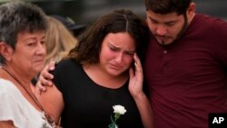 Familiares y autoridades siguen recordando a las víctimas de la masacre en Orlando en altares improvisados.