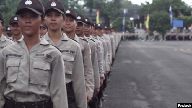 Sejumlah siswa dari Sekolah Polisi Negara (SPN) Purwokerto, Banyumas, Jawa Tengah, berkumpul dalam suatu seremoni di lapangan sekolah pada 29 Desember 2017. (Foto: Facebook/Polwan.Polri.go.id)