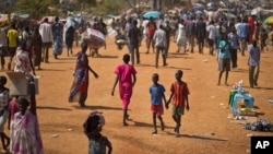 남수단에서 종족간 내전 상황이 계속되자 수많은 국민들이 집을 떠나 피난처를 찾아 헤매고 있다.