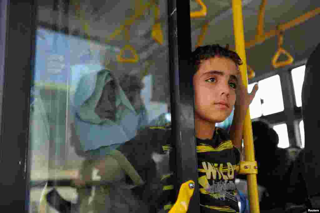 داریا سے روانہ ہونے والی پہلی بس میں زیادہ تر بچے، عورتیں اور عمر رسیدہ افراد سوار تھے۔