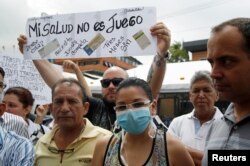 Venezolanos protestan la falta de medicinas afuera de una farmacia en Caracas. Junio 29, 2016.