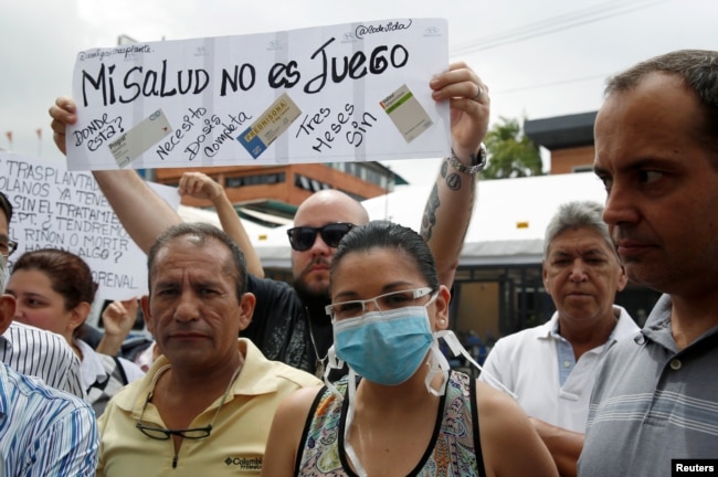Venezolanos protestan la falta de medicinas afuera de una farmacia en Caracas. Junio 29, 2016.