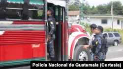 La Policía Nacional de Guatemala lleva a cabo una operación para detener a inmigrantes indocumentados.