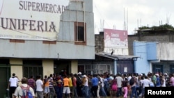 Colas y caos en un supermercado de San Félix, en el estado Bolívar, donde la escasez de alimentos se ha agudizado.