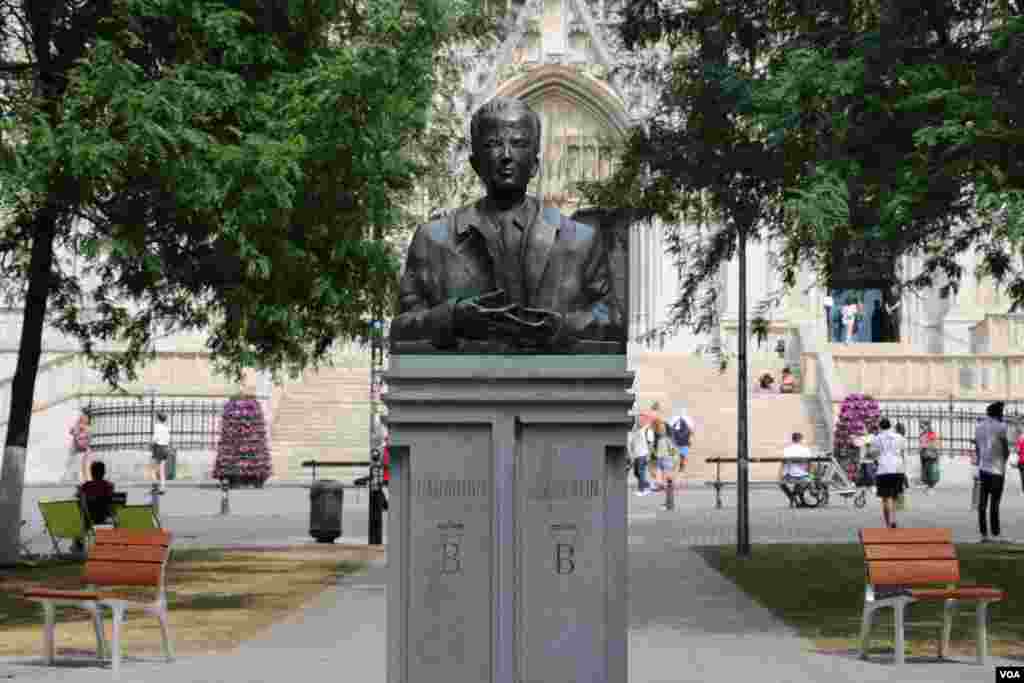 بروکسل در آستانه نشست کشورهای عضو سران ناتو - مجسمه های زیادی در پارک های شهر بروکسل وجود دارد.