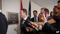 El CEO de Facebook, Mark Zuckerberg, llega al Capitolio en Washington, para reunirse con el senador Bill Nelson de Florida, uno de los líderes de la Comisión de Comercio del Senado, ante la cual testificará esta semana sobre la recolección inapropiada de datos de usuarios de la red social por parte de una empresa británica asesora de campañas políticas.