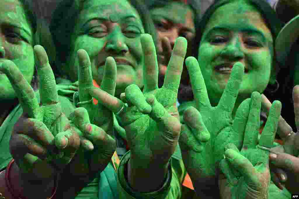 Supporters of the Trinamool Congress (TMC) celebrate the party&#39;s victory in the Kolkata Municipal Corporation (KMC) elections, in Kolkata, India.